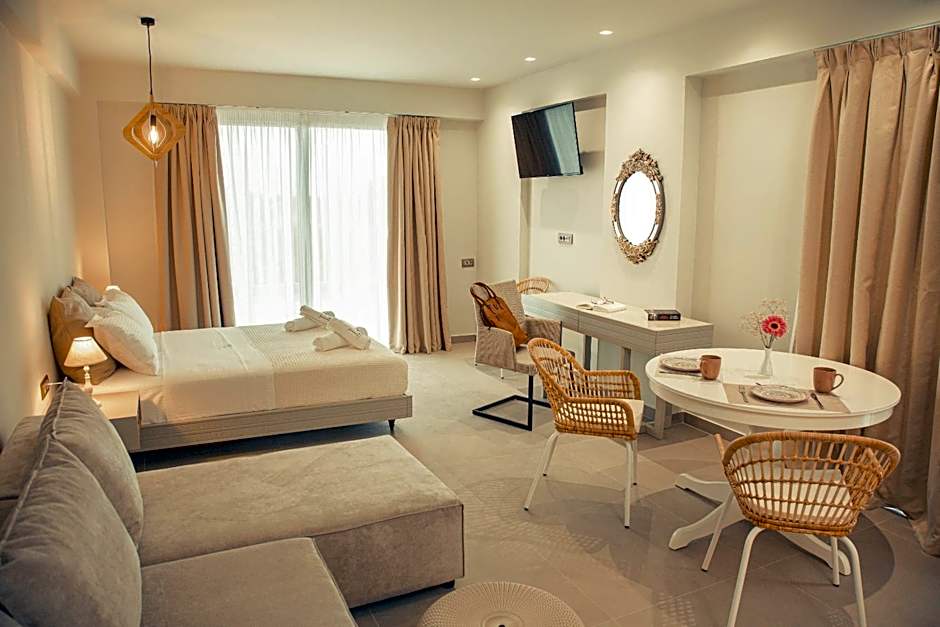 IO Luxury Pool & Hot Tub Suites