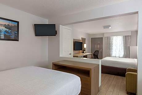 Queen Suite with Sofa and City View - Non-Smoking