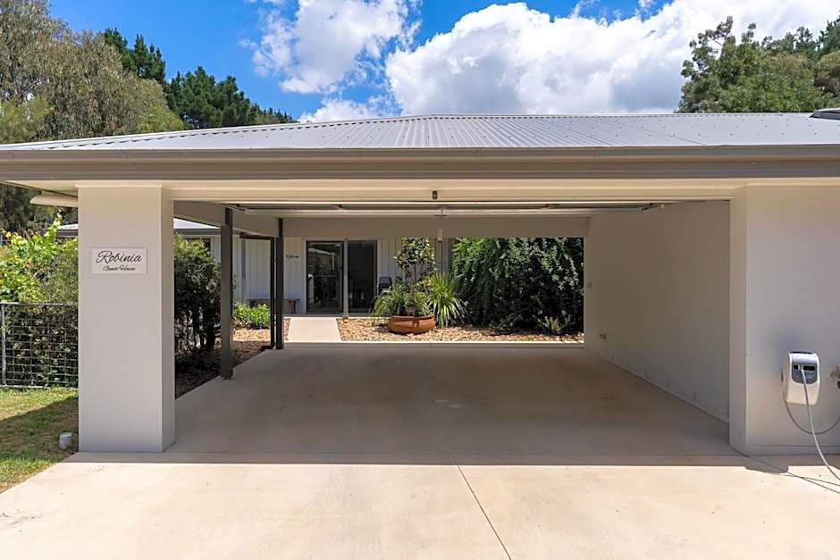 Robinia Guest House - Warmth & Minimalism