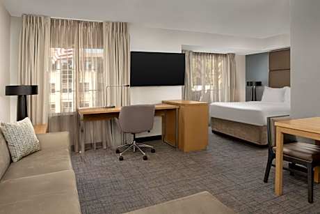 Queen Studio with Sofa Bed - Hearing Accessible