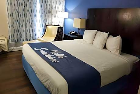 1 King Bed, Mobility Accessible Room, Bathtub with Grab Bars, Non-Smoking