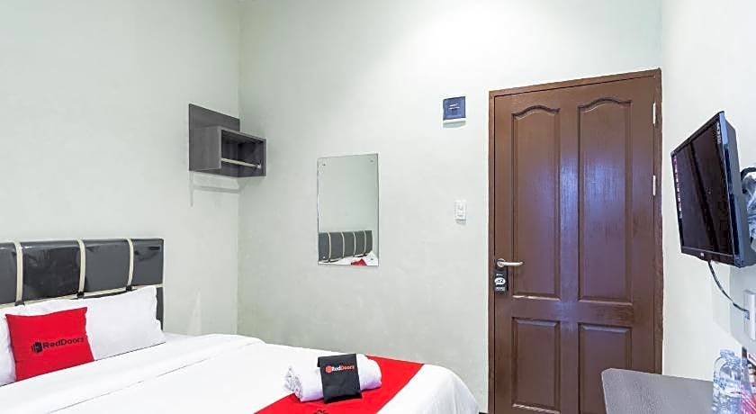 RedDoorz near Medan Amplas
