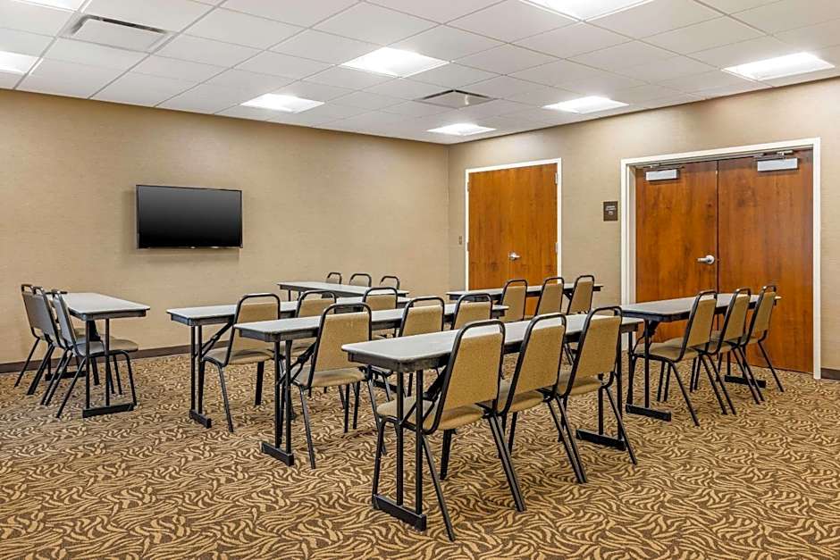 Comfort Inn & Suites At CrossPlex Village