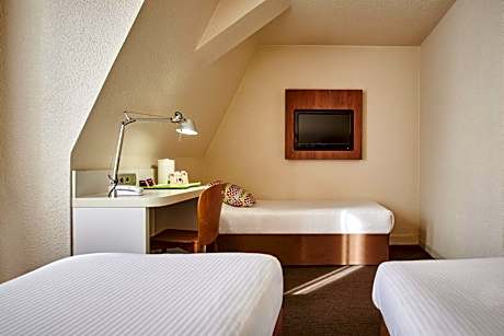 Standard Room with Three Single Beds