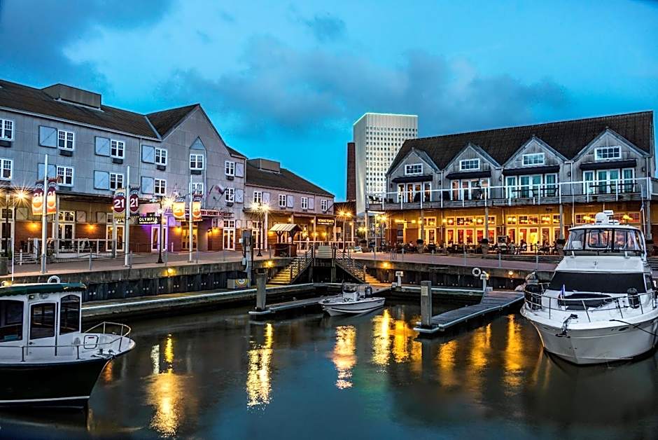 Harbor House Hotel and Marina at Pier 21