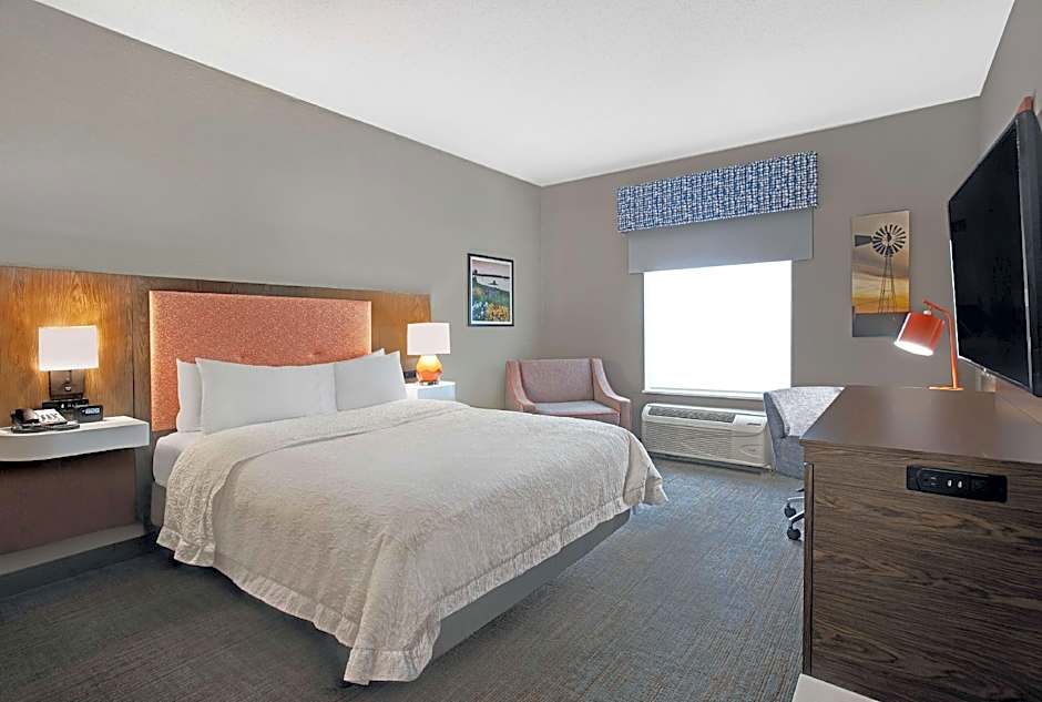 Photo 1 of 5 of 1 Queen Bed, Hearing/Mobility Accessible, Bathtub