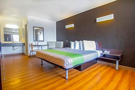 King Bed with Kitchenette Non-Smoking