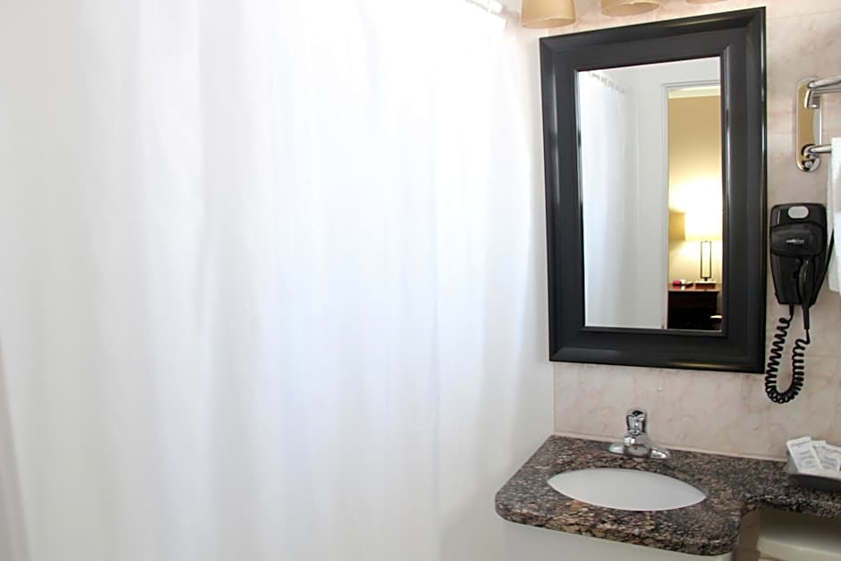 Perth Plaza Inn & Suites