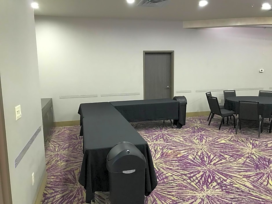 Holiday Inn Express & Suites Garland E - Lake Hubbard I30 By IHG