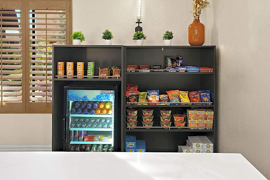 La Fuente Inn & Suites