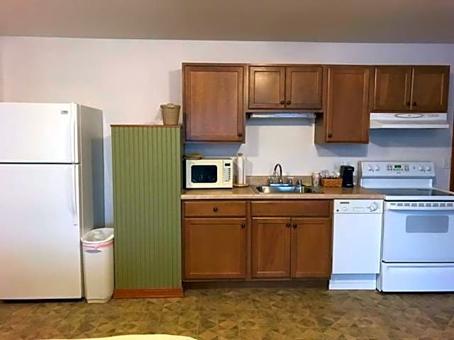 Longliner Lodge and Suites