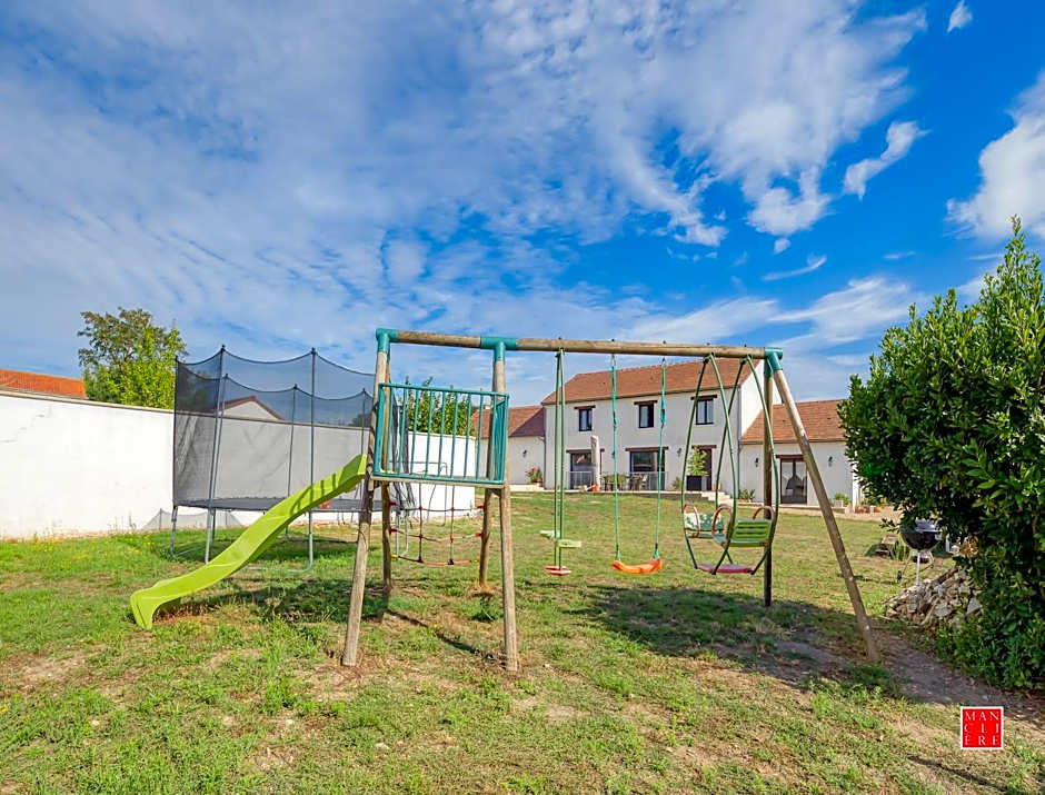 maison blanche piscine et petit déjeuner