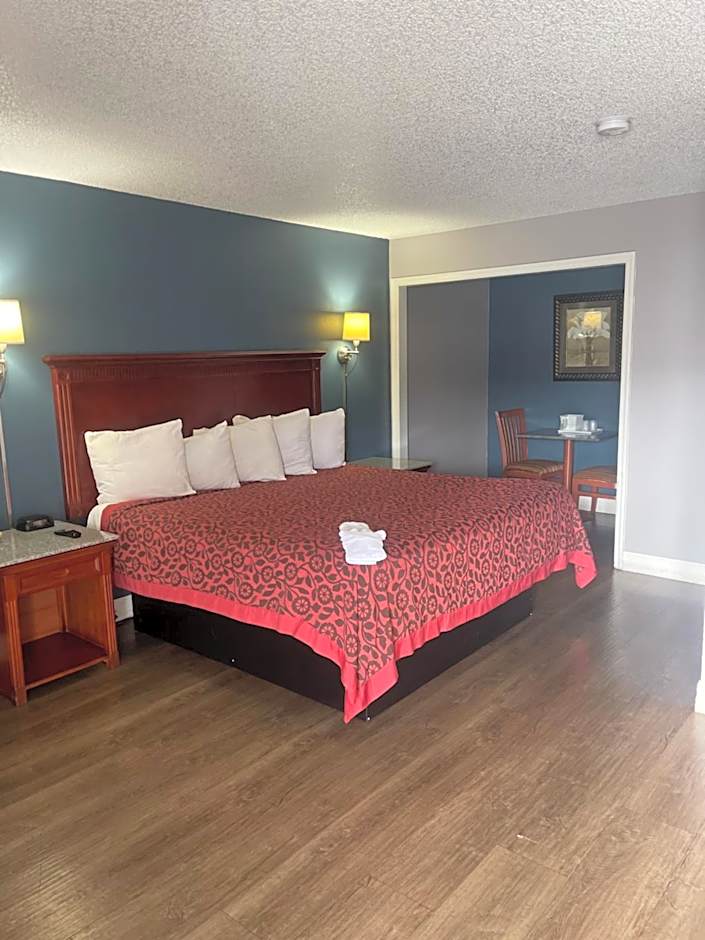 Photo 1 of 9 of 1 King Bed, Nonsmoking