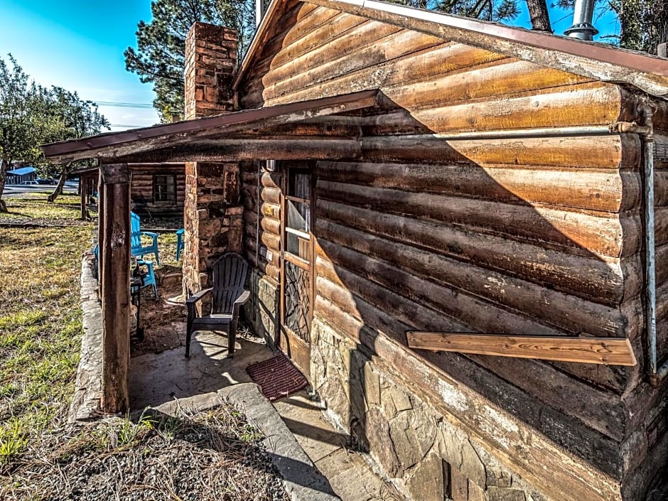 Destiny Cabin, 2 Bedrooms, Fireplace, Midtown, Sleeps 7