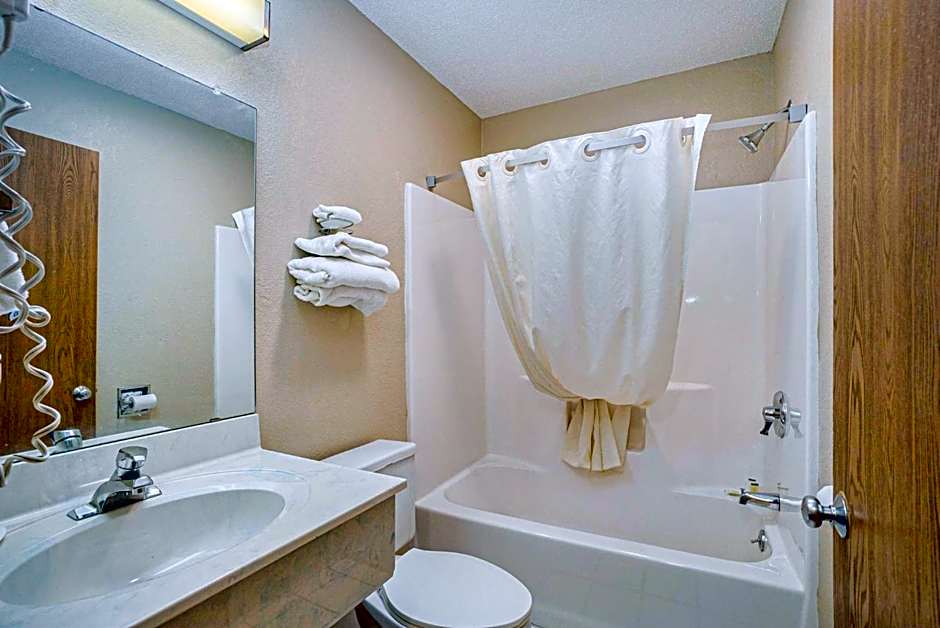 Super 8 by Wyndham Mt. Pleasant