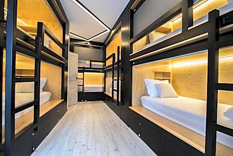 Bed in 8-Bed Mixed Dormitory Room