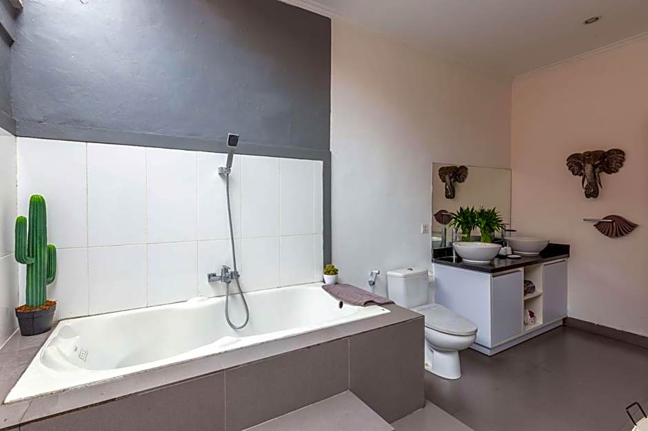 Villa Rosa - Spacious Oasis with Private Pool, close to Beach & Dining