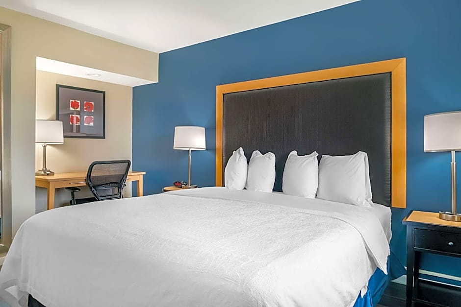 Photo 1 of 3 of 1 King Bed, River View, Balcony