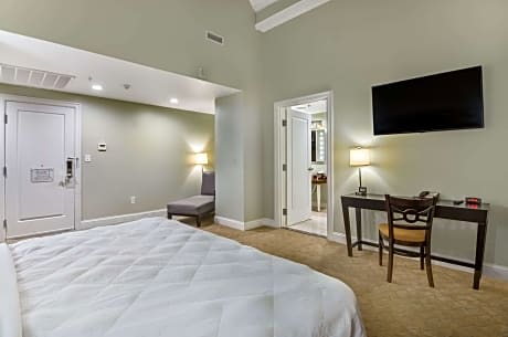 1 King Bed, Nonsmoking, Accessible