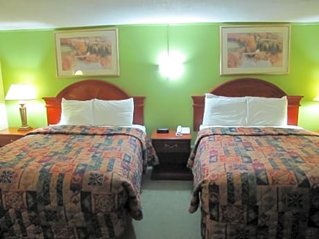 Standard Queen Room with Two Queen Beds - Basement