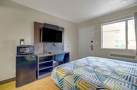 Deluxe Queen Room - Non-Smoking