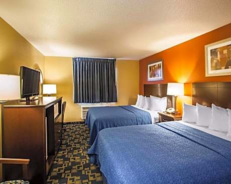 2 Queen Beds, Smoking