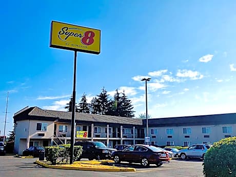 Super 8 by Wyndham Lynnwood