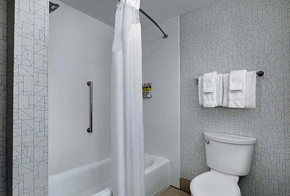 Holiday Inn Express & Suites Tilton By IHG