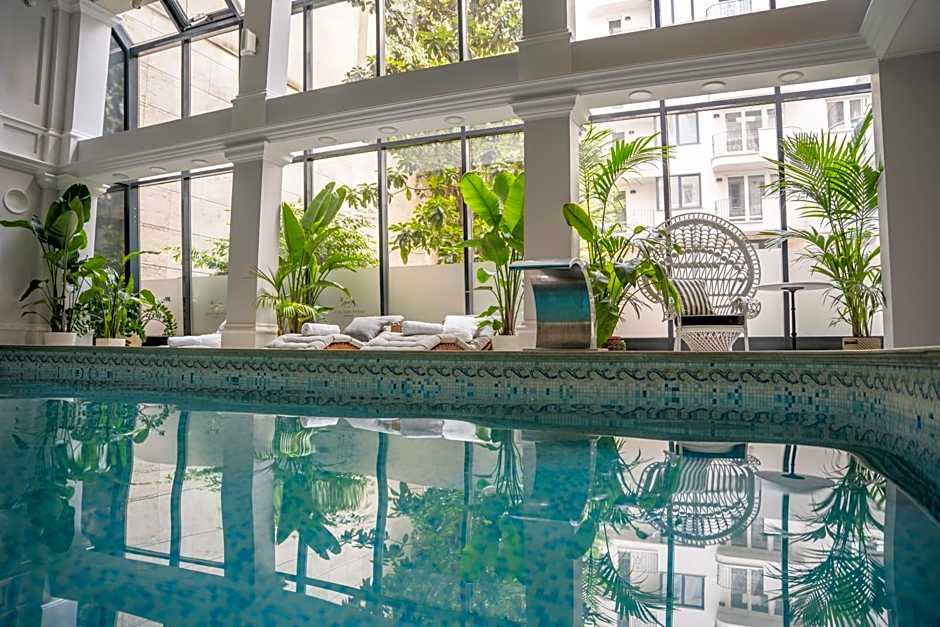 Queen'S Court Hotel & Residence