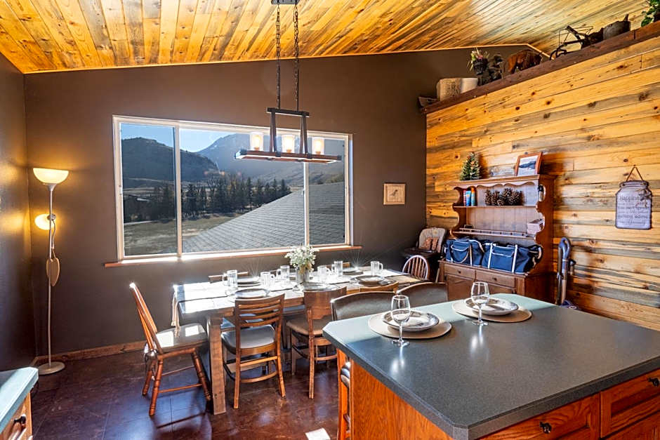 Bison Lodge - Lg Home - 2 bedrooms - less than 5 miles to Yellowstone North Entrance, Sleeps up to 8