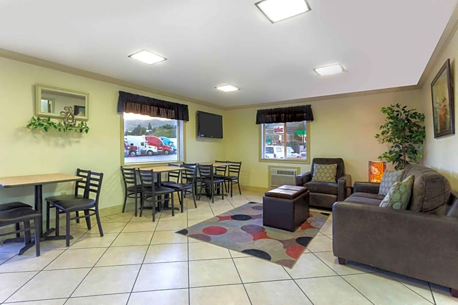 Super 8 by Wyndham Lewiston