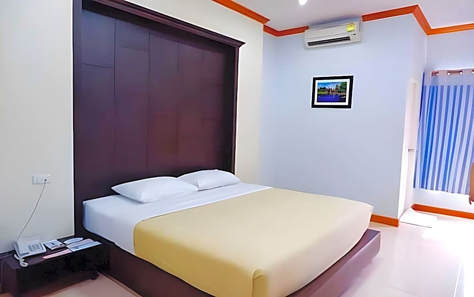 Dee Prom Hotel