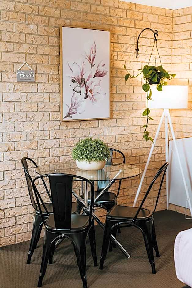Kennedy Drive Boutique Motel & Nursery- Close To City Centre & Airport