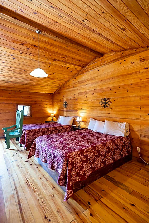 The Historic Leakey Inn