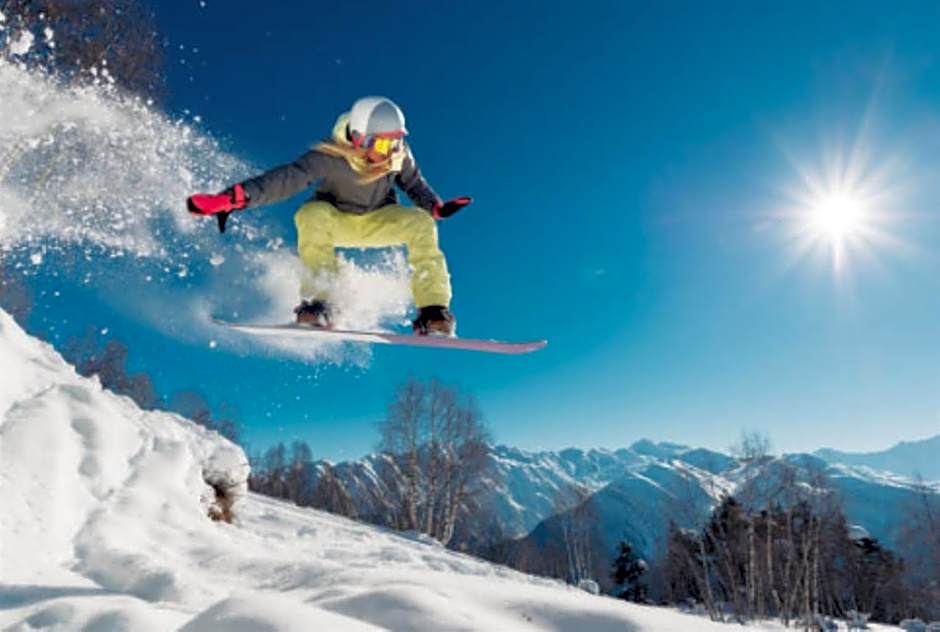 HH 207 Ski-InOut Sunrise Views Village Steps Sleeps 4