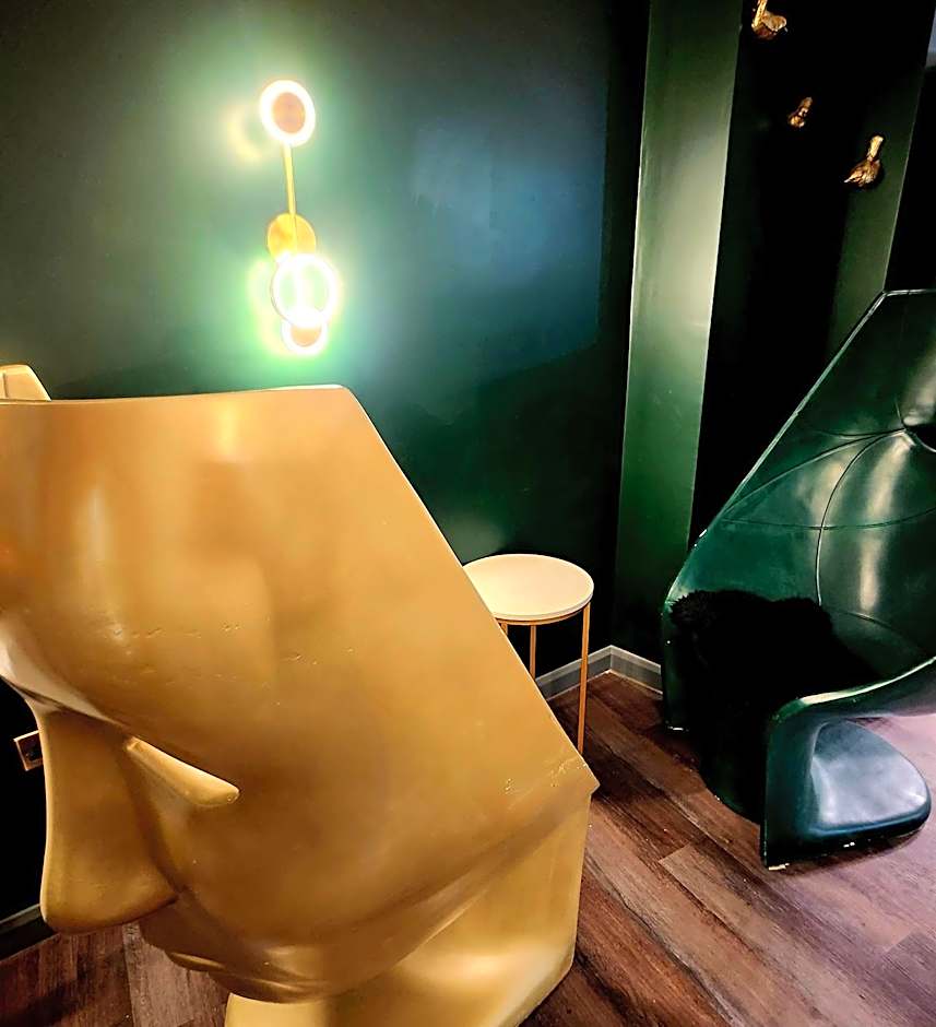 Pinnacle Suites Hotel