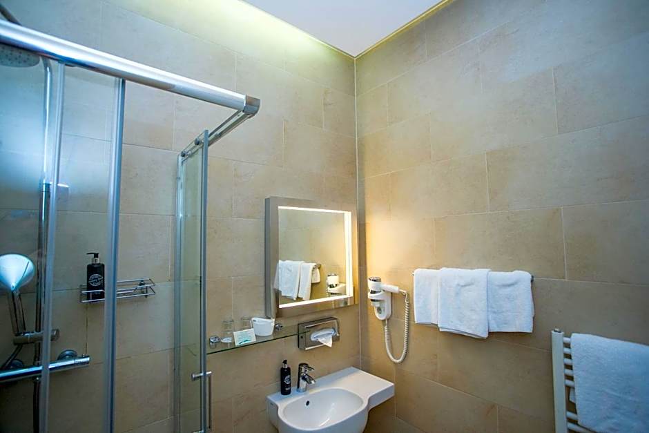 Pension Opera Suites I Self Check In I AC in all rooms