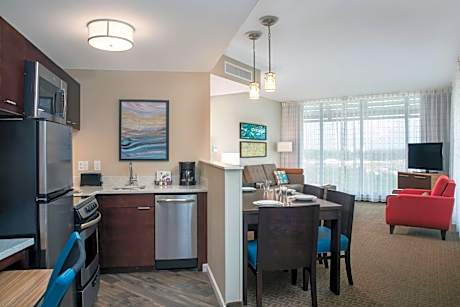 One-Bedroom King Suite with Sofa Bed and Adapted Tub - Mobility and Hearing Accessible