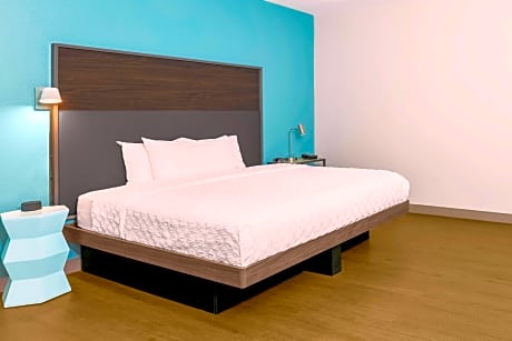 1 King Mobility/Hearing Acc Roll In Shower