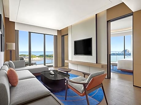 Club lounge access, 1 Bedroom Hospitality Suite, 1 King, Oceanfront, Balcony