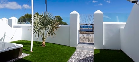 TWO BEDROOMS BEACH FRONT AND JACUZZI 3 adults