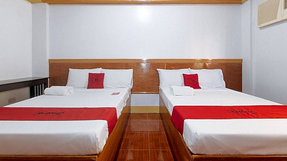 RedDoorz @ Farm Side Hotel Laoag City