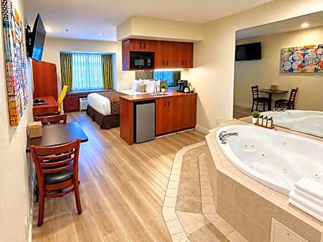 Luxury Queen Suite with Jetted Tub - Non-Smoking