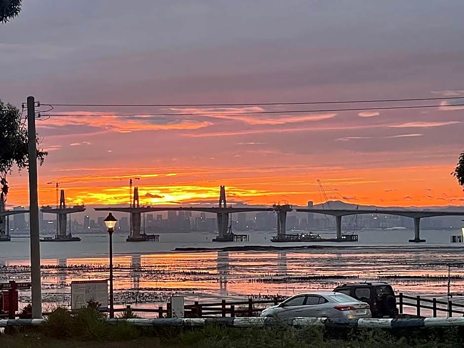 Breeze & Waves A Seaside Inn