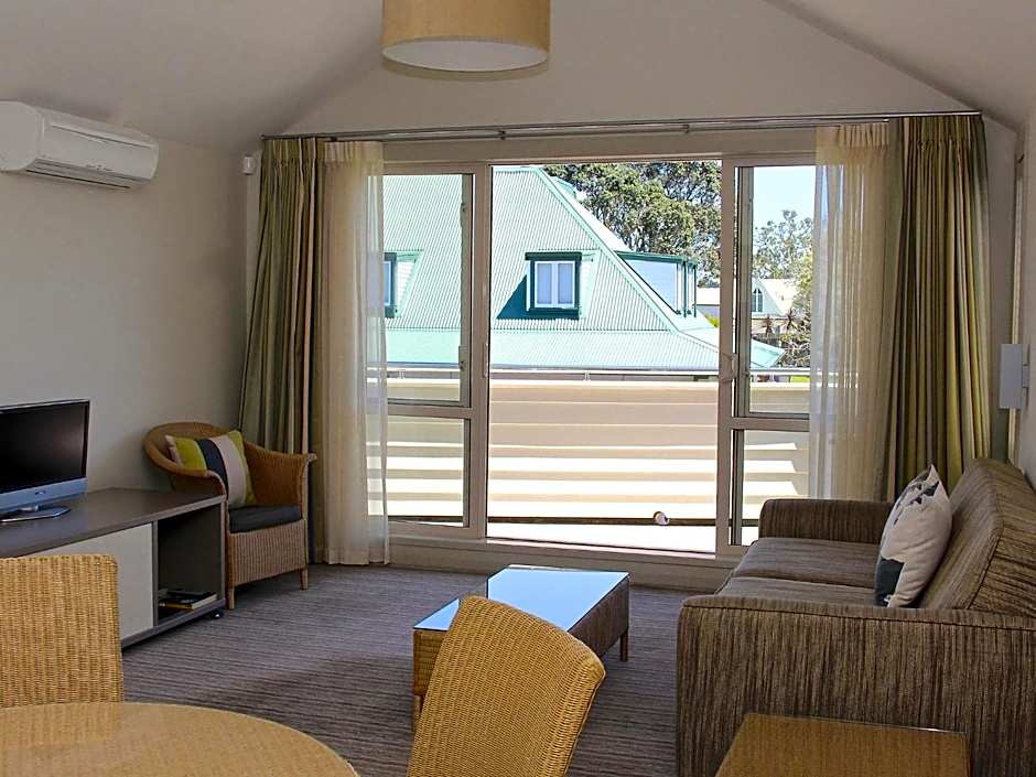 Hananui Lodge and Apartments