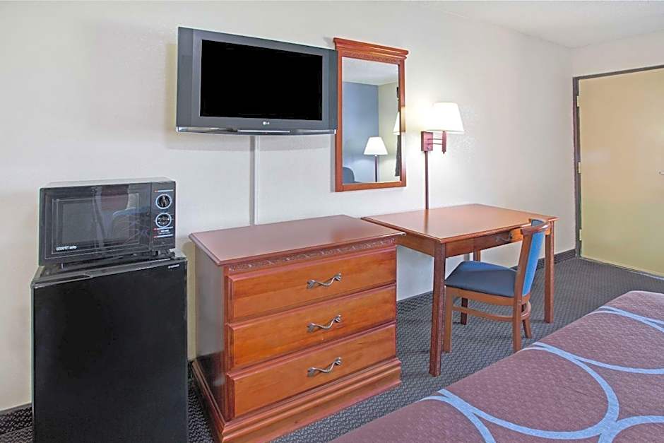 Super 8 by Wyndham Suwanee