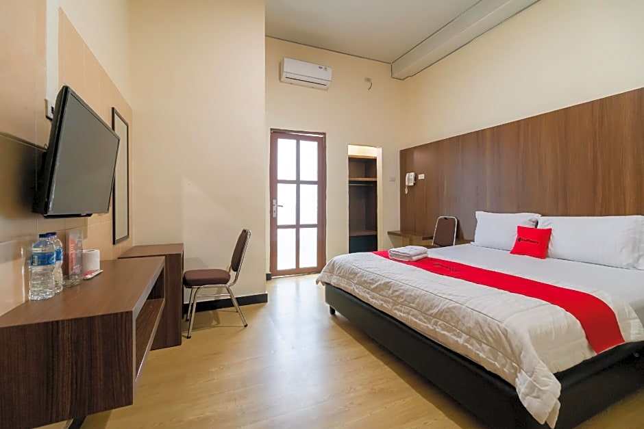RedDoorz Plus near Ramayana Pematangsiantar