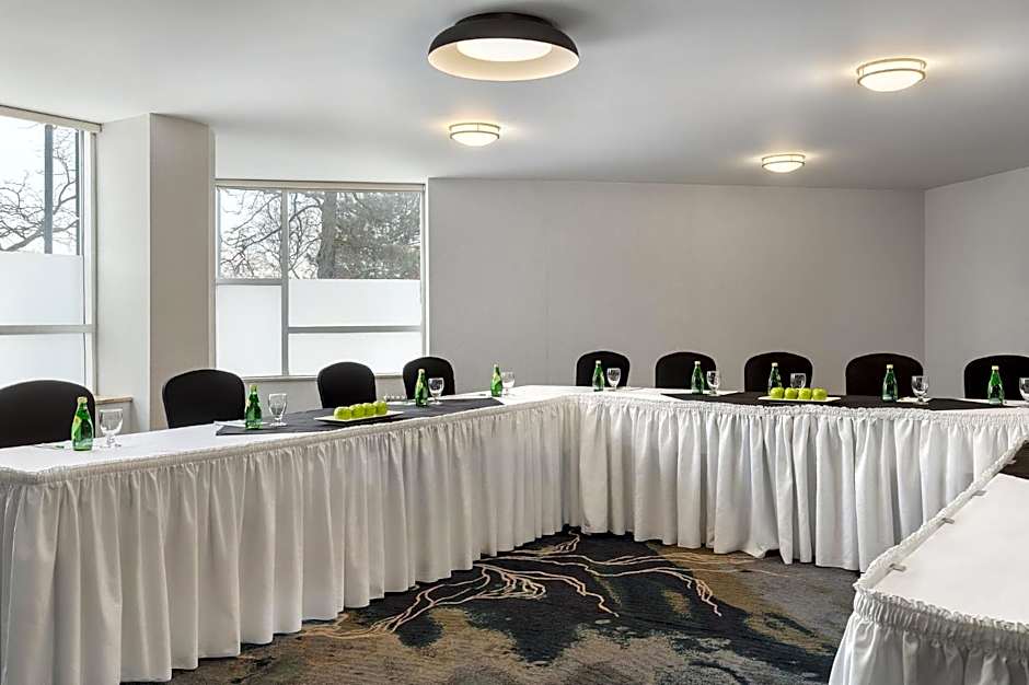 Holiday Inn Oakville Centre By IHG