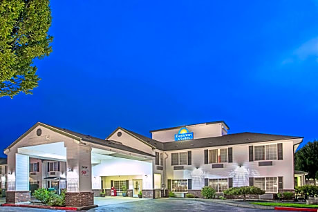 Days Inn & Suites by Wyndham Gresham