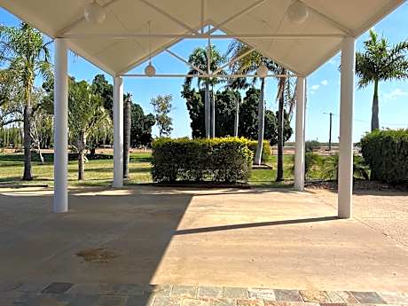 Albert Park Motor Inn - Undercover Parking - King Beds